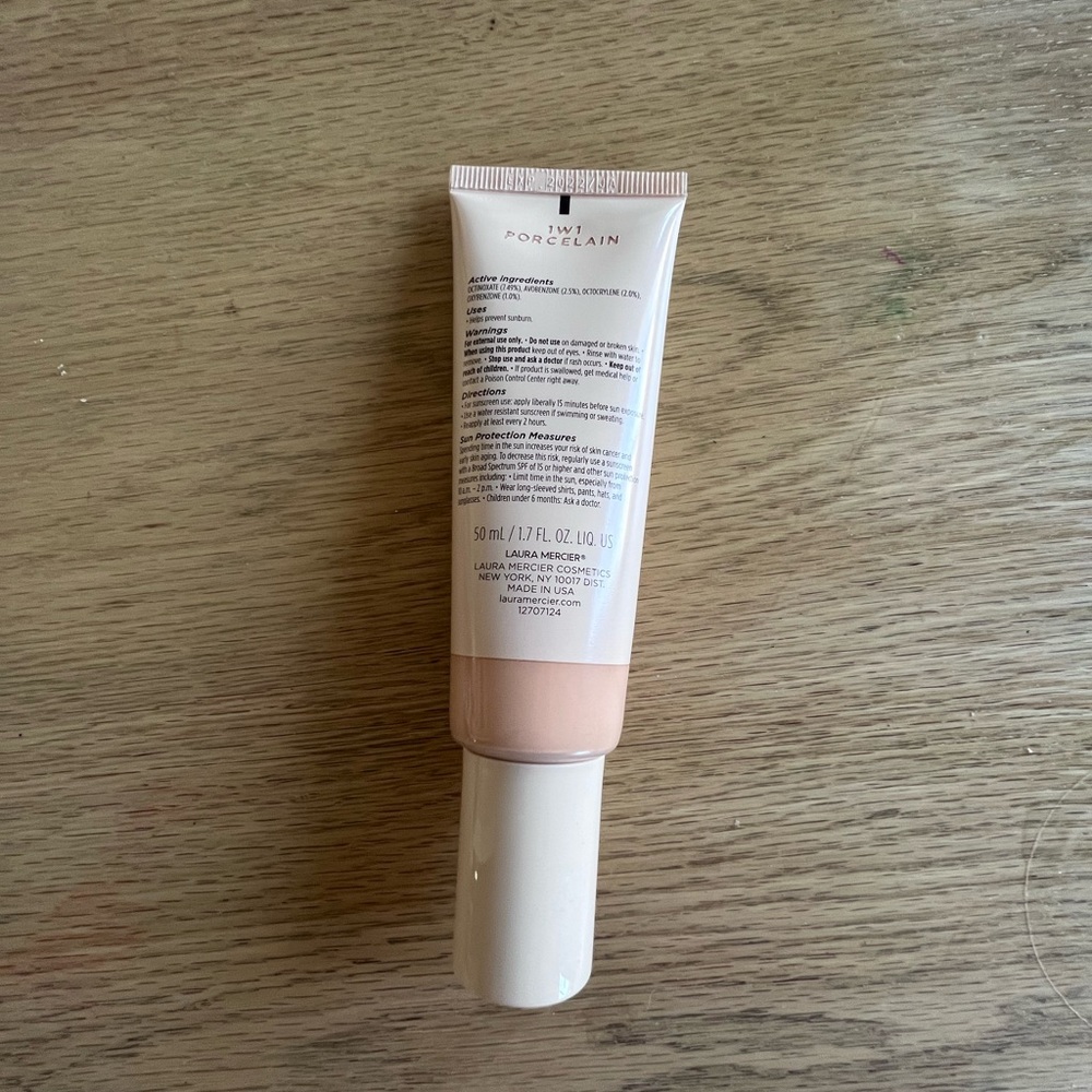 Laura Mercier Tinted Moisturizer Light Revealer Skin Illuminator 1W1 Porcelain - Picture 7 of 8